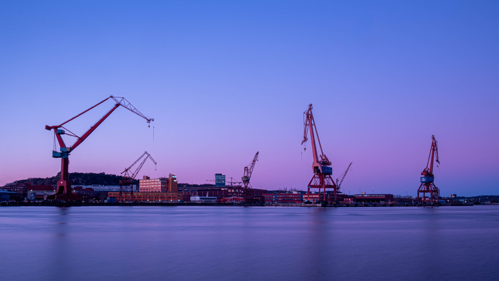 Göteborgs hamninlopp i skymning